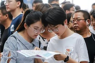 穆迪15分&库里14+5 克莱首发0分 巴雷特14分 勇士半场落后猛龙3分